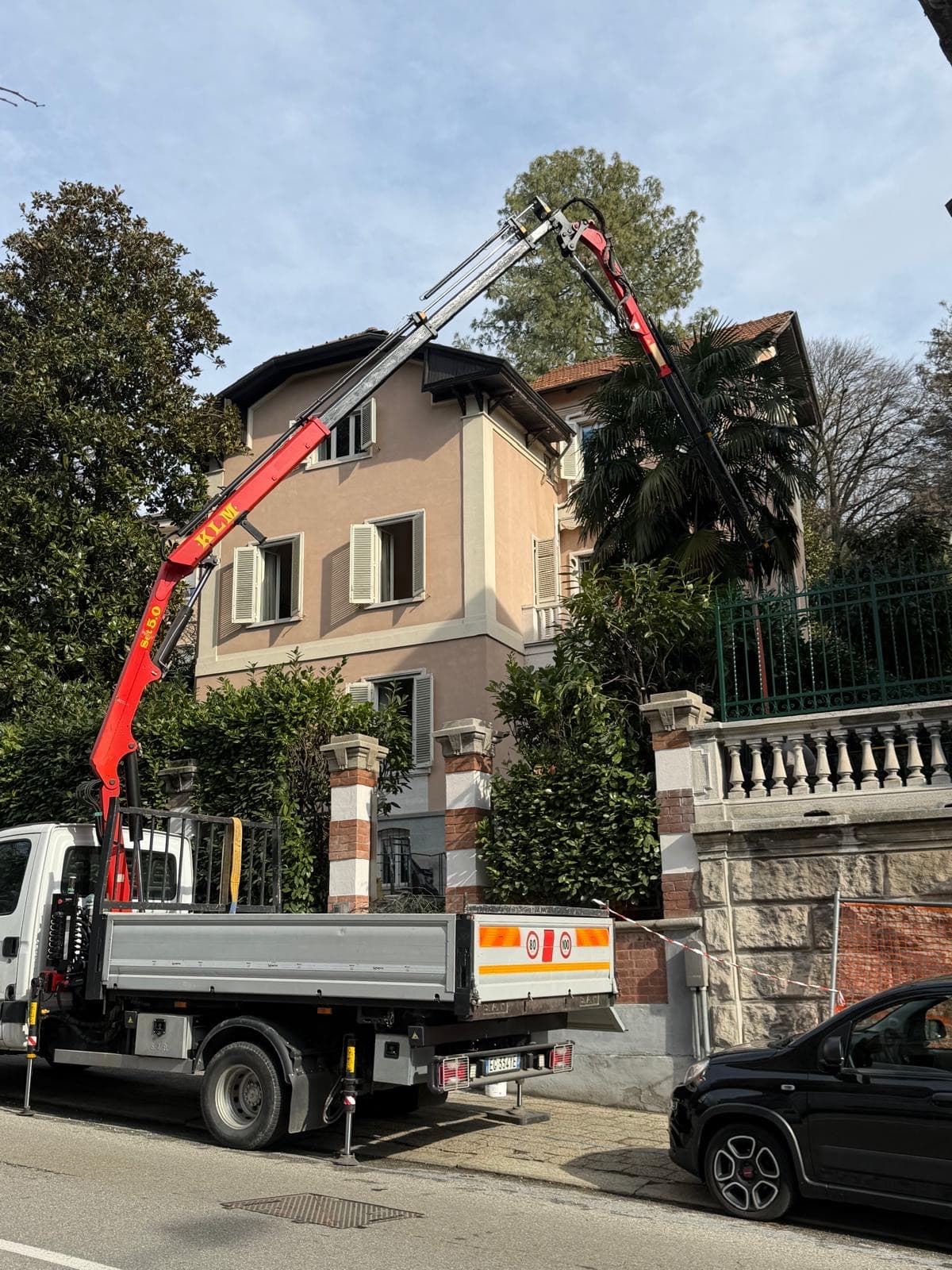 Intervento con autocarro gru per lavori in villa privata